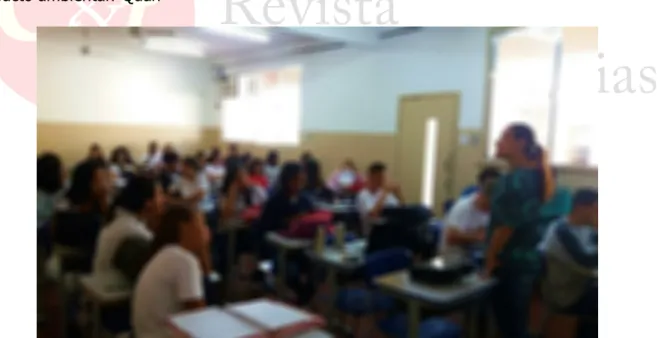 Figura 1: Conversa e orientação de estudantes durante a realização da atividade sobre o Meio  ambiente