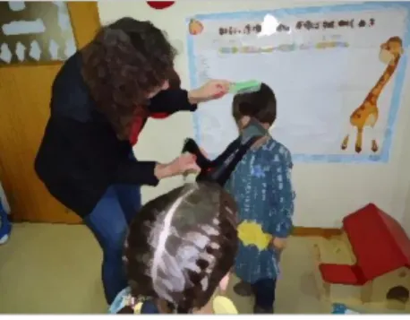 Figura  14.  A  mãe  cabeleireira  faz penteados às crianças. 