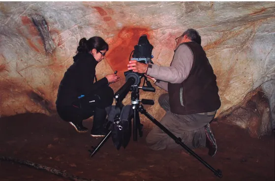 Fig. 3.  Muestreo de arte paleolítico con XRF portátil en la cueva de El Castillo (imagen: J