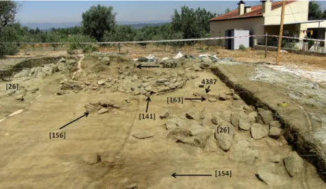 Fig. 9 – Orca da Lapa do Lobo. The second phase interface of the “stelae-shrine” exposed  after removal of [SU.1]: [26] the inner buttress spreading like an U and opening to  South-East around the shrine area; [141, 154,156] second phase pits with stelae a