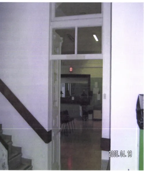 Figura  6  Vista  do  interior  da  sala  de  espera  pela  porta  de  entrada
