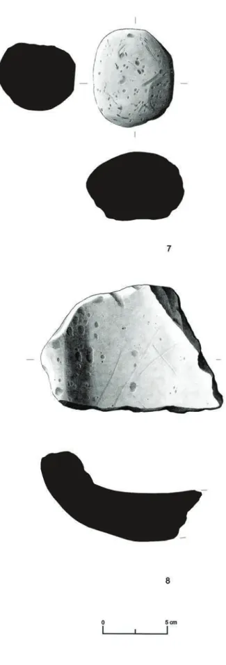 Figura 8 Peças líticas: N.º 7  movente de mó  em granito; N.º 2  dormente de mó  barquiforme em  granito