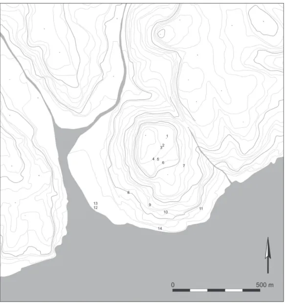 Fig. 16 – Planta  topográfica da  cidade de Lisboa,  com a localização  das intervenções em  que foram detetados  níveis pré-romanos e  com a reconstituição  hipotética da linha  de costa e do esteiro  do vale da Baixa (A  partir de Pimenta,  2005, modific