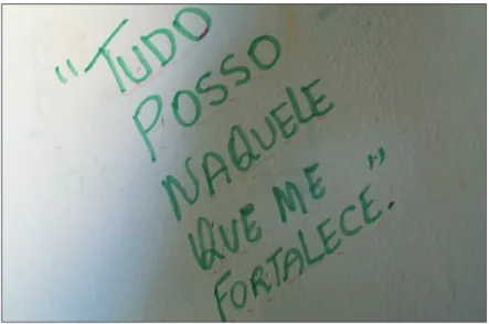 Foto 3 11  - trecho da Bíblia escrito na parede da casa de João (06/2011).