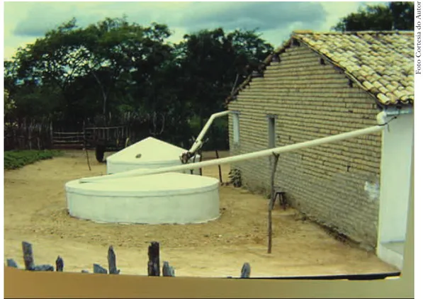 Figura  7  – Cisternas de placa e sistema de coleta de água do telhado.