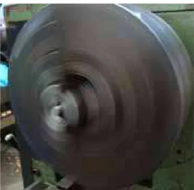 Figura 24: Amostra fixada em um torno a 800 rpm durante o processo de metalização. 