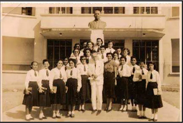 FOTO 8  í Ao centro, Dona Chicuta Nolasco ladeada por normalistas [1954/1955?] í Instituto de Educação (atualmente E