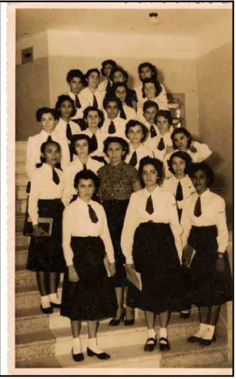 FOTO 9  í Dona Chicuta Nolasco e as normalistas no interior do  Instituto de Educação [1954/1955?]  í Atualmente E