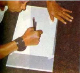 Figura 6: Aluno usando pulseira de peso durante a escrita.  Fonte: Brasil (1980, p. 435) 