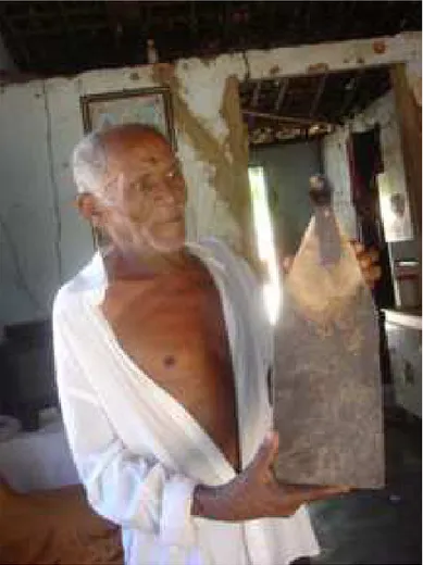 Figura 19 – Seu Clóvis com uma invenção – raspadeira de coco  Fonte: Acervo pessoal (2009)    