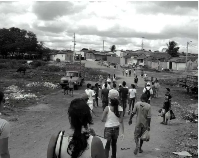 Figura 5 – Estudantes adentrando a comunidade de cega Matilde, no bairro do  paraíso, Santa Cruz/RN
