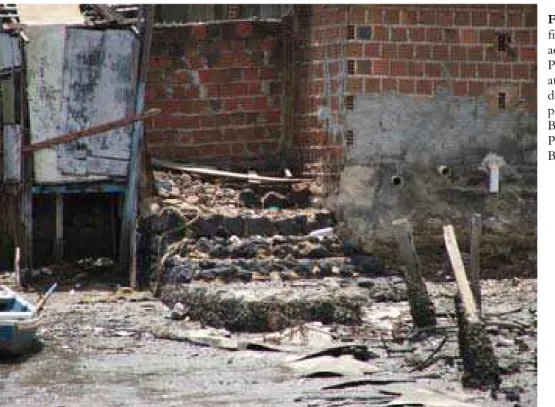 Fig. 08 –  Fotogra- Fotogra-fia da escadaria de  acesso ao Porto do  Passo da Pátria,  atualmente dentro  de residência  particular no  Bairro do Passo da  Patria