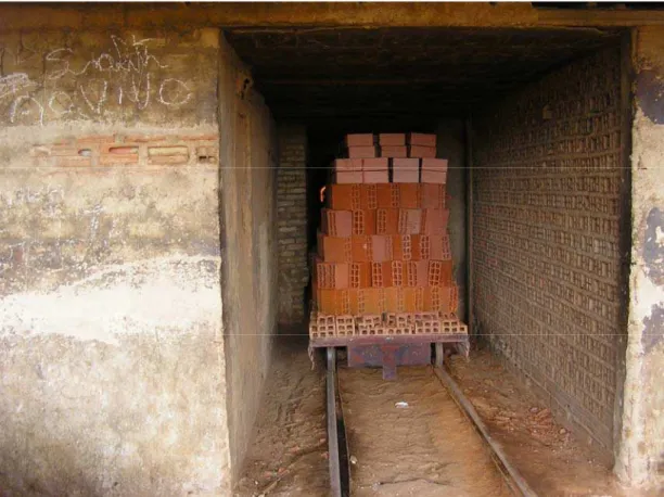 Figura 2.6 –  Vagoneta na saída do forno túnel. 
