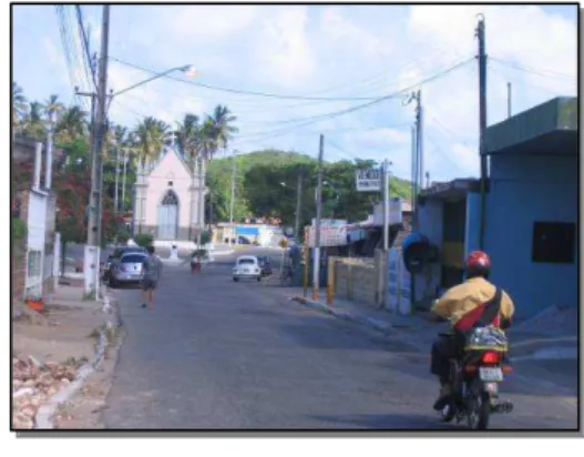 Figura 4-15 – Igreja da Vila de Ponta Negra  Figura 4-16 – Acesso principal à Vila de 