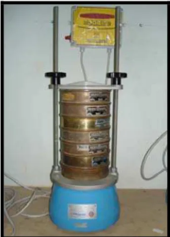 FIGURA 4.3 Agitador de peneiras utilizado no ensaio de granulometria por  peneiramento