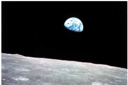 Figura 4. Earthrise, foto obtida durante a missão Apollo 8. NASA, 29/dez/1968.  Fonte: http://www.nasa.gov/multimedia/imagegallery/image_feature_1249.html