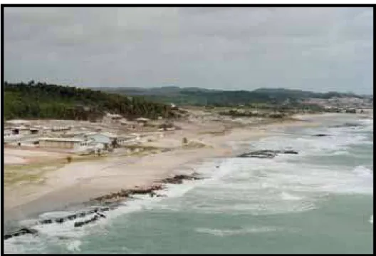Figura 4.9 – Trecho da Praia de Barra de Cunhaú que caracteriza o Setor IV apresentado uma linha de recifes  areníticos praiais (beach rock) que estão dispostos ao longo da zona de praia