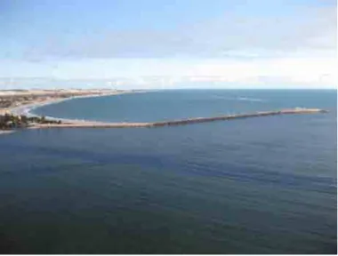 Figura 8 - Quebra-mar enraizado (molhe) situado na entrada do porto de Natal/RN. 