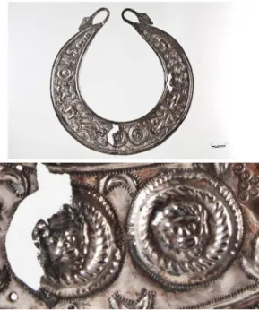 Figura 1. a) lunula decorada de Chão de Lamas; b) pormenor. 