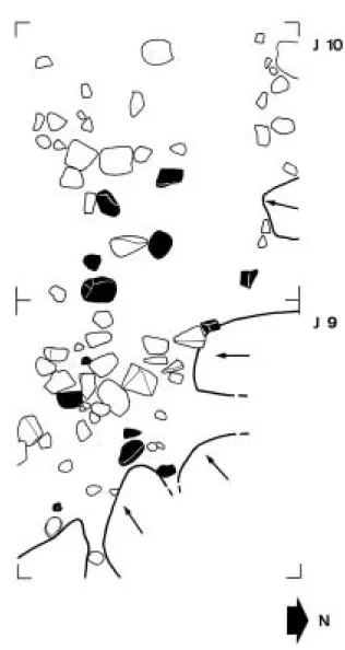 Fig. 7 Tourão da Ramila. Plano de escavação dos quadrados J9 e J10, ao nível da camada 4 (terras carbonosas).