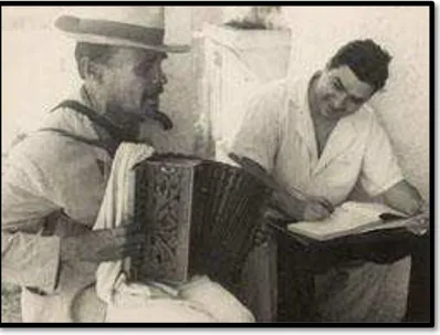 Figura 2: Recife, 1950. Guerra-Peixe pesquisando música popular. Entrevistando um sanfoneiro cego