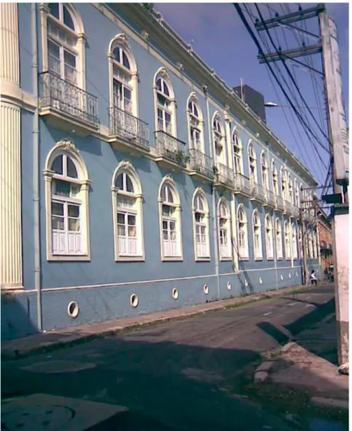Foto  nº  3.  Fachada  esquerda  da  Escola  Normal.  Arquivo  da  Pesquisa,  capturado em 2007