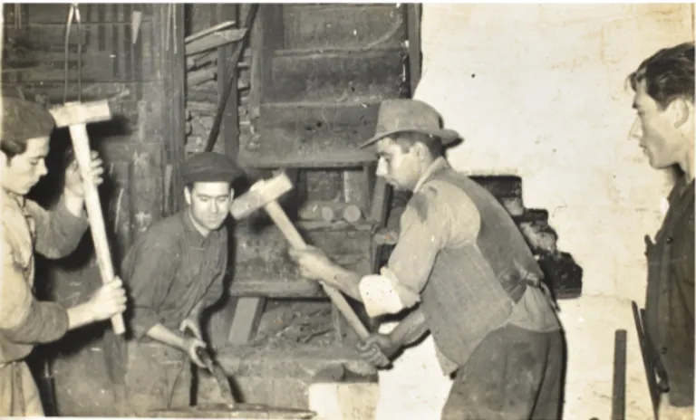 Figura 18 - Operários a trabalhar na Fundição de Sinos de Rio  Tinto trabalhando um badalo em ferro forjado, c
