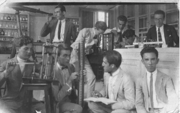 Foto de aula de laboratório de Física  –  in (PEREIRA, 1997, p. 115) 