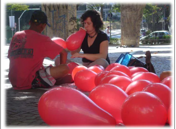 FIGURA 1 – Atividade de rua realizada pela pesquisadora junto de educadores da Casa Guadalupana