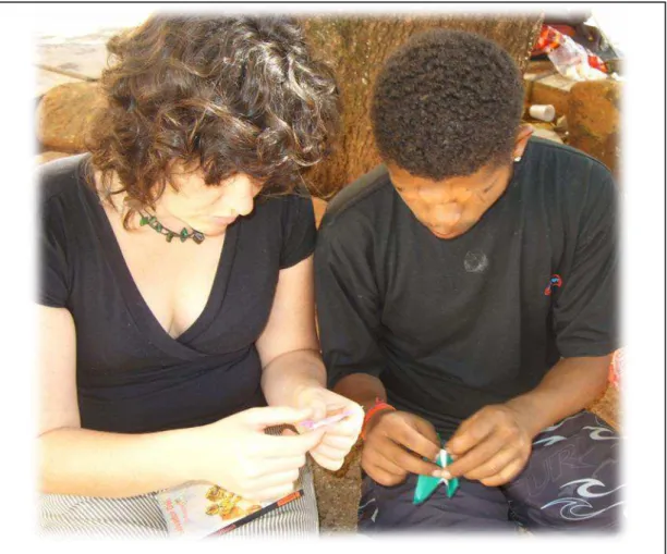 FIGURA 2  –  Cena 2: Pesquisadora fazendo origami com jovem. Campinas / SP, 11/07/2010  Esta foto mostra um momento mágico