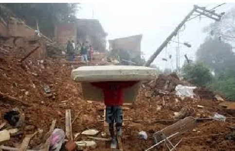 Figura 1: Deslizamento de encosta atingiu várias casas no bairro Alto Independência em Petrópolis [6] 