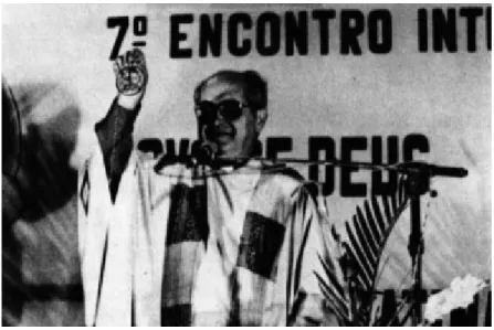 Figura 7 – Dom Mauro Morelli presenteia pastores com o símbolo do ecumenismo no7º  Encontro Intereclesial de CEB'S, 1989 (Koinonia, 1989)