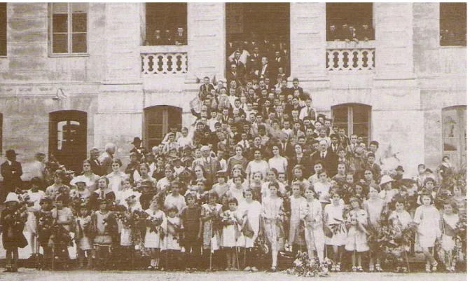 Figura 1 - Colégio Elementar de Bento Gonçalves na década de 1920. Ao fundo, o prédio da Intendência  onde, no térreo, funcionou o Colégio até o ano de 1935