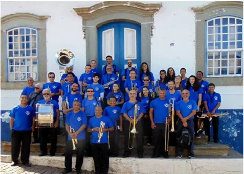 Figura  5:  Banda  de  música  da  Sociedade  Musical  Santa  Cecília  em  frente  à  Prefeitura  Municipal  de  Sabará,  preparando  para  se  apresentar  no  Encontro  de  Bandas