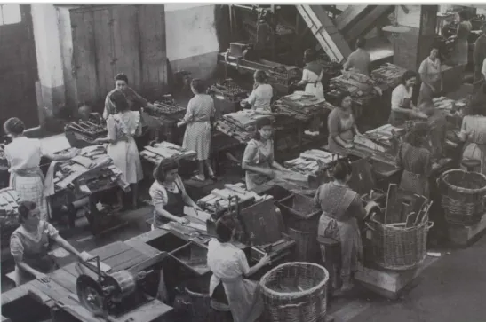 Fig. 18 - Foto de Firmino Santos [Operárias a trabalhar numa fábrica de cortiça]. (Lamas, 1948: 419).
