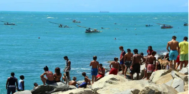 Figura 6: Espigão do Titanzinho. As pedras de contenção para o porto abrigam diversas sociabilidades