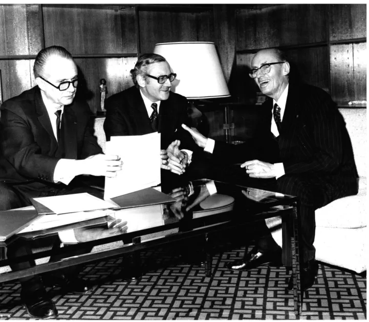 Figure 1 -  The signature of  the agreement between Unesco (represented by its director René Maheu) and the French  Government (represented by Pierre Maillard, head of  the French delegation to Unesco) about the creation of  CIEPS,  november 14, 1974.