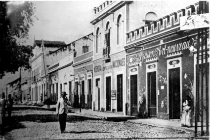 Ilustração 13: Casas comerciais situadas na Praça do Ferreira em uma  foto  de  1904.  Ao  canto  direito,  a  Maison  Art-Nouveau
