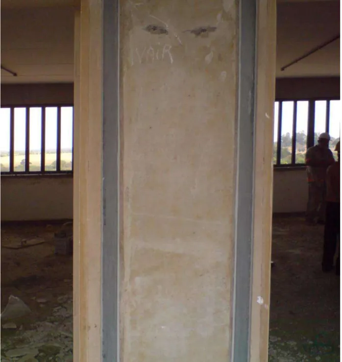 FIGURA  12:  Juntas  do  perfil  com  a  alvenaria  e  estrutura  de  concreto  preenchidas com poliuretano
