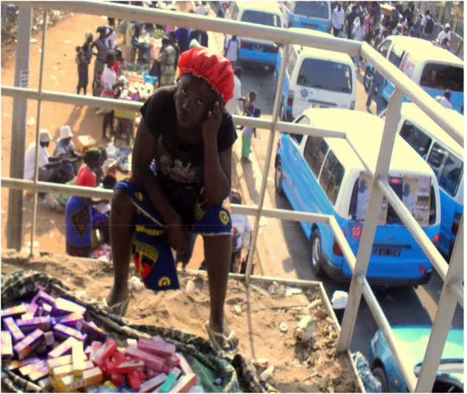 Figura 10 – Zungueira vendendo na passarela de pedestres dos Congolenses Foto: Edinesio Tavares ; 2011