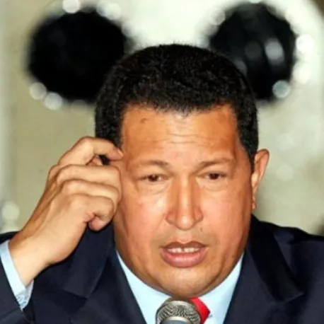 Figura 1 - Hugo Chávez, ex-presidente da Venezuela, discursando em ambiente fechado. 