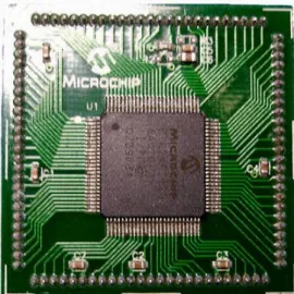 Figura  4—8  -  Aspeto  físico  do  microcontrolador  PIC24FJ128GA010  da  Microship  Technology  [82]