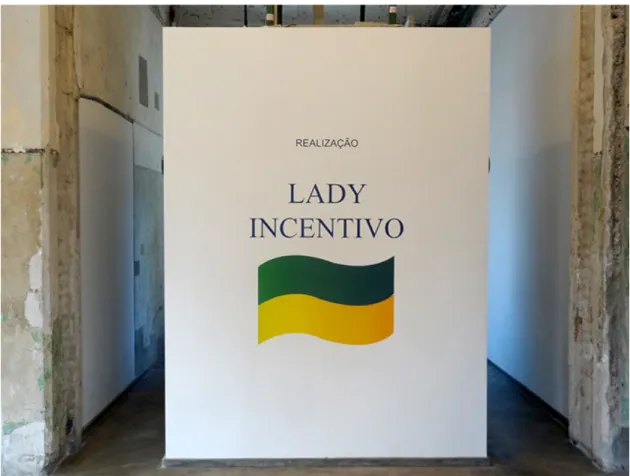 Fig. 13 – Fabiana Faleiros. Lady Incentivo, 2013. Adesivo vinil com recorte plotado, 1,00 x 1,48 cm