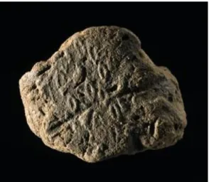 Fig. 12 – Fragmento de um jarro, em barro onde foi impresso uma selo cilíndrico (10.14 cm x 8.22 cm)