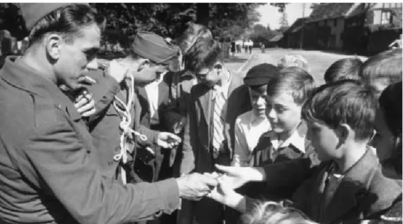 Figura 4: Fotografia de soldados americanos fazendo descobrir as pastilhas elásticas durante a Segunda  Guerra Mundial (Pickow, 2015.)