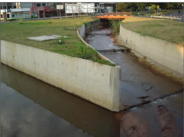 FIGURA 13: Confluência do rio do Monjolinho com o córrego do Tijuco Preto, na qual verifica-se  construção de canal sob o leito dos mesmos para aumentar a velocidade de escoamento  