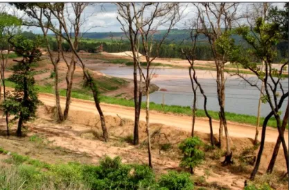 FIGURA 19: Área de solo exposto decorrente de atividade minerária (extração de areia) na bacia  hidrográfica do rio do Monjolinho – proximidades da SP 215 (Rodovia Dr