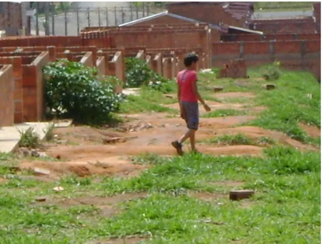 Foto 8 – Criança brincando na obra 