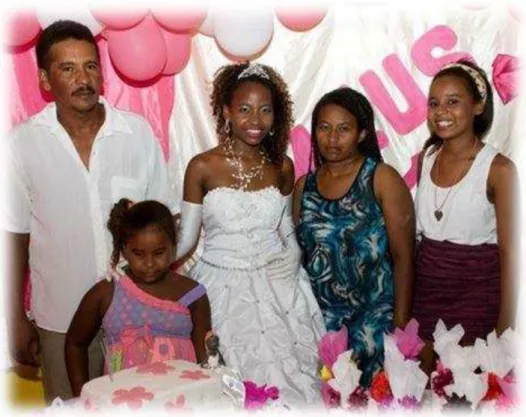 Figura 8 – Aniversário de 15 anos da terceira filha de Suelma – com o marido, e as 3 filhas mais  novas  