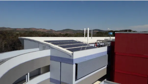 Figura 3.2: Painéis solares e turbina eólica instalados no prédio da Unifei Itabira. 